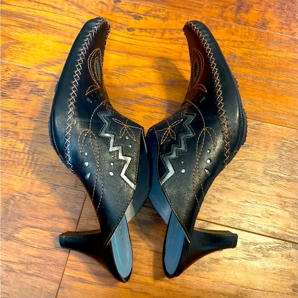 Indigo by Clark’s Western Boot Style Slip on Shoes. - Picture 6 of 8